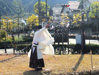 お酒を撒く神主さん